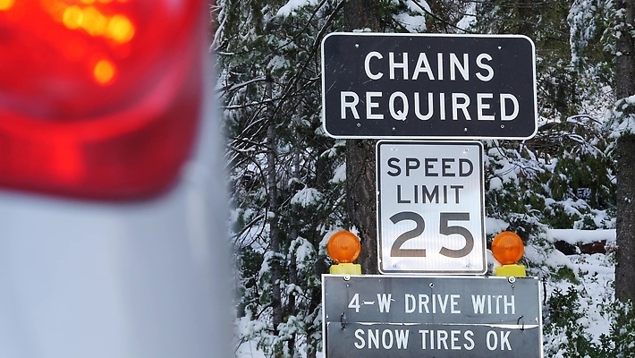 포토 JPG 해외이미지 나무 도로 여행 겨울 텍스트 자동차 산 경고 안전 사람없음 냉동 얼음 미국 소나무 숲 위험 쇠사슬 사인 속도 도로표지판 타이어 방패 침엽수 전나무 눈보라 삼림지대 요세미티국립공원 주목 폭설 한계 눈내림 해외202310 해외포토 자연요소 식물 계절 길 육상교통 컨셉 북아메리카 교통시설 눈_날씨 국립공원 표지판 자연재해 캘리포니아 파일형식