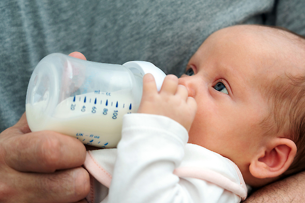 포토 JPG 해외이미지 포옹 친절 사랑 한명 안전 터치 우유 신생아 잡기 아빠 보호 연결 먹이 공식 돌봄 순간 지원 공급 유대감 안락 해외202310 해외포토 1 감정 컨셉 가족 안기 모션 유제품 사람 아기 파일형식
