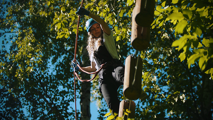포토 JPG 해외이미지 나무 공원 행복 밧줄 스포츠 포즈 사다리 놀이 매달리기 한명 안전 사람 야외 여름 산책 기쁨 장비 자신감 놀이터 숲 헬멧 위험 단계 보험 해외202310 해외포토 식물 1 계절 공공시설 감정 줄 컨셉 모션 휴식 도구 보호장비 파일형식