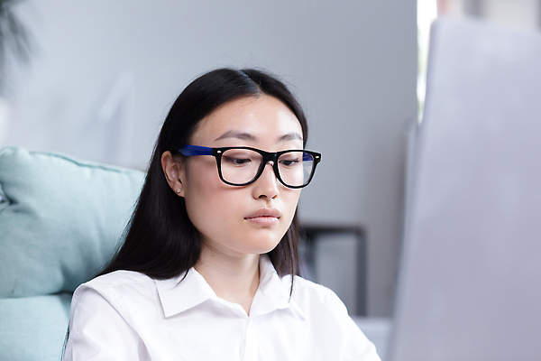 포토 JPG 해외이미지 여자 화분 안경 화초 의자 한명 앉기 상반신 성인 옆모습 사무실 모니터 스마트 성인여자한명만 해외202310 해외포토 식물 1 잡화 뷰포인트 가구 컨셉 비즈니스 모션 사람 컴퓨터 여자한명만 성인여자만 파일형식