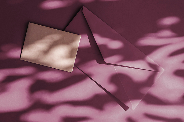 포토 JPG 해외이미지 종이 편지봉투 그림자 사람없음 햇빛 보라색 그늘 감성 카피스페이스 해외202310 해외포토 컬러 컨셉 봉투 태양 공백 편지 파일형식