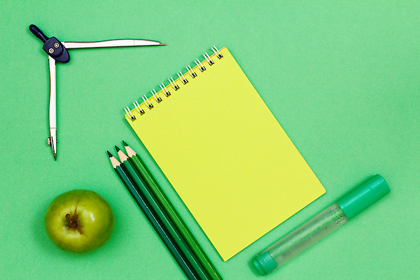 포토 JPG 해외이미지 종이 수업 문구용품 사람없음 초록색 스터디 연필 펜 공책 공백 사과 오브젝트 컴파스 해외202310 해외포토 교육 컬러 과일 학용품 학습 필기구 파일형식