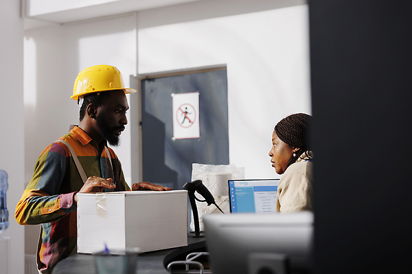 포토 JPG 해외이미지 응시 여자 남자 흑인 노동자 실내 상반신 성인 두명 옆모습 상자 작업 안전모 물류창고 성인만 해외202310 해외포토 서양인 직업 시선 뷰포인트 사람 내부 헬멧 안전장비 창고 파일형식