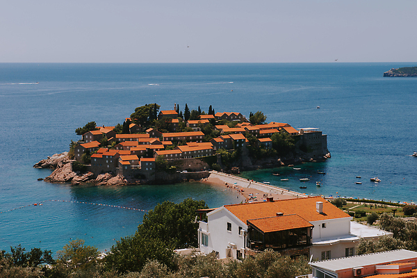 포토 JPG 해외이미지 유럽 바다 섬 여행 건축양식 자연 하늘 호텔 휴가 휴식 파노라마 풍경 해변 사람없음 건물 물 여름 파란색 뷰티 맑음 만 성자 작음 지중해 즐거움 휴양지 타운 몬테네그로 부드바 옛날 파라다이스 해외202310 해외포토 자연요소 건축물 계절 건축 감정 나라 종교 컬러 컨셉 숙소 날씨 촬영기법 장소 도시 크기 생태계 파일형식
