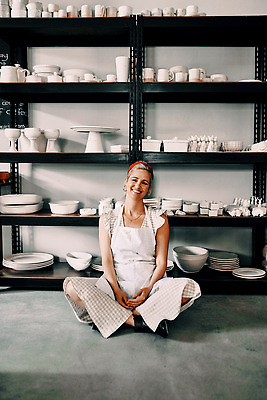 포토 JPG 해외이미지 전신 그릇 여자 행복 선반 한명 성인 앞모습 앞치마 도자기 작업실 가부좌 도예가 성인여자한명만 해외202310 해외포토 직업 1 식기 감정 뷰포인트 가구 사람 앉기 여자한명만 성인여자만 파일형식