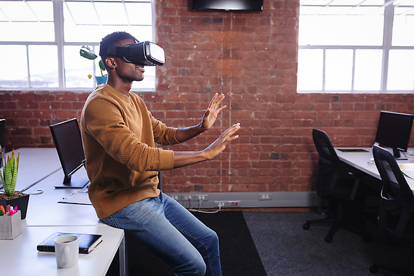 포토 JPG 해외이미지 서양인 남자 비즈니스 실내 한명 상반신 성인 옆모습 손내밀기 착용 가상현실 성인남자한명만 오큘러스 VR기기 해외202310 해외포토 외국인 1 뷰포인트 사람 손짓 내부 기계 남자한명만 성인남자만 파일형식