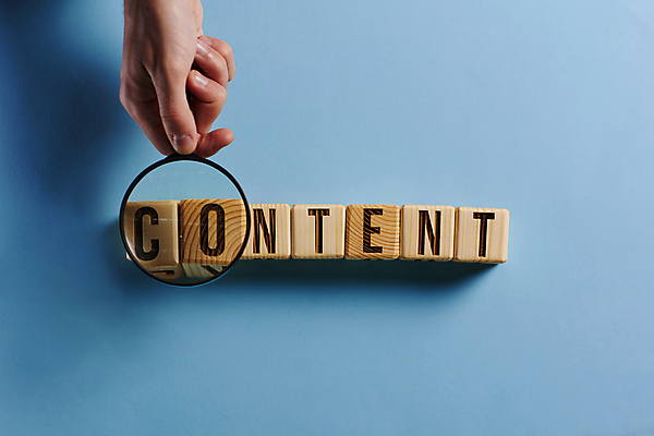 포토 JPG 해외이미지 손 알파벳 비즈니스 텍스트 돋보기 아이디어 신체부위 파란색 단어 콘텐츠 나무블록 카피스페이스 해외202310 해외포토 문자 영어 컬러 컨셉 사람 목재 공백 블록 파일형식