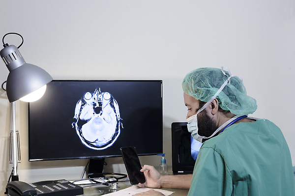 포토 JPG 해외이미지 직업 청진기 엑스레이 건강 병원 한명 치료 약 건강관리 헤드폰 진료 시험 환자 의사 실험실 질병 상담 암 돌봄 방사선 해외202310 해외포토 1 교육 음향기기 의학 의료기기 모션 실험 관리 사람 의료진 파일형식