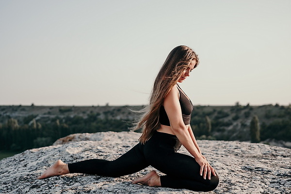 포토 JPG 해외이미지 백인 1 라이프스타일 여자 스포츠 중년 신체 요가 아침 거리 주택 건강 한명 사람 성인 운동복 운동 강사 스트레칭 일몰 방 에너지 매트 반지 숲 날씬함 연습 명상 체육관 에어로빅 레깅스 온라인 리빙 돌봄 필라테스 해외202310 해외포토 주간 서양인 직업 웰빙 옷 장신구 모션 하의 건물 생활 노을 춤 몸매 파일형식