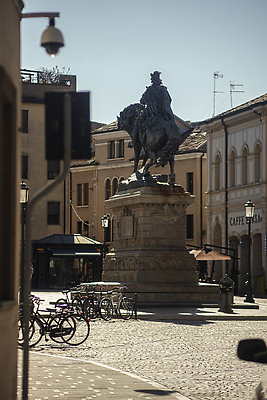 포토 JPG 해외이미지 주간 문화 여행 건축양식 주택 미술 사람없음 빛 태양 조각상 마을 탑 일몰 이탈리아 종 바위 도시 센터 역사 도심 손목시계 정사각형 기념물 종탑 시청 돛대 가리발디 해외202310 해외포토 자연요소 도형 건축물 건축 유럽 시계 장신구 문화예술 건물 조형물 노을 돌_바위 위인 관공서 정치가 파일형식