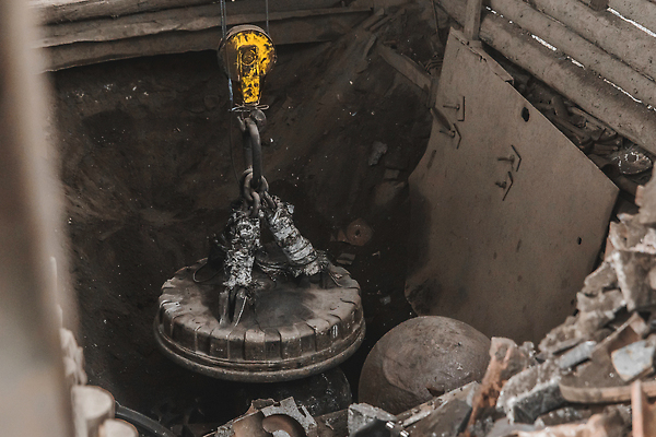 포토 JPG 해외이미지 산업 조각 공장 자동차 사람없음 쌓기 환경 금속 기계 재활용 장비 업무 오염 쓰레기 폐기물 굴착기 철 버리기 기중기 부식 한조각 흙더미 자석 낭비 찌그러짐 고물상 로딩 생태학 옛날 집게발 처리 철강 해외202310 해외포토 1 교육 육상교통 컨셉 공업 모션 재질 흙 작업 중장비 친환경 파일형식 더미