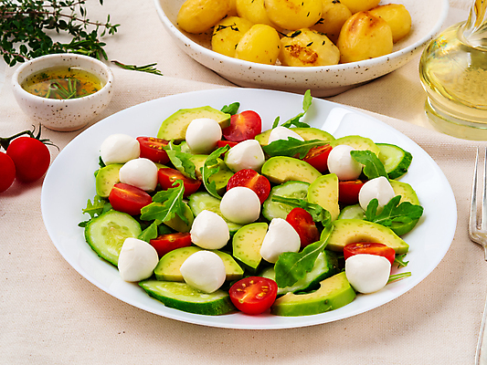 포토 JPG 해외이미지 접시 포크 잎 다이어트 토마토 오이 치즈 감자 사람없음 샐러드 신선 올리브오일 아보카도 해외202310 해외포토 식물 식기 음식 채소 과일 유제품 건강 기름_음식 파일형식