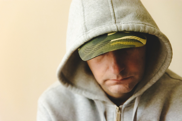 포토 JPG 해외이미지 백인 1 라이프스타일 응시 남자 얼굴 청소년 스트레스 피곤 한명 사람 성인 앞모습 머리 고통 슬픔 덮개 흰색 고독 집중 명상 고민 문제 불만 고립 심각 우울증 위기 적자 캡모자 혼자 남자한명만 내려보기 해외202310 해외포토 서양인 모자_잡화 시선 감정 뷰포인트 컬러 컨셉 모션 생활 신체부위 뚜껑 질병 남자만 파일형식