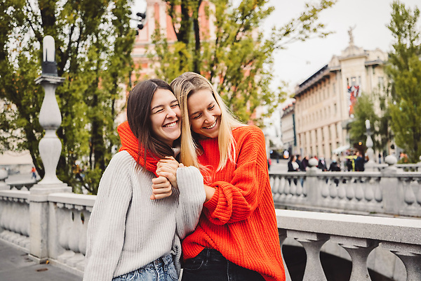 포토 JPG 해외이미지 백인 라이프스타일 커플 여자 행복 도로 여행 2 가방 거리 함께함 미소 사람 성인 야외 두명 친구 쇼핑 뷰티 유행 걷기 봄 우정 기쁨 도시 주말 스타일 해외202310 해외포토 서양인 잡화 계절 감정 길 컨셉 관계 교통시설 모션 표정 생활 파일형식
