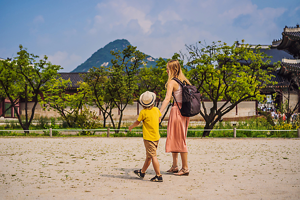 포토 JPG 해외이미지 전신 서양인 나무 여자 남자 어린이 여행 하늘 산 한국 소년 성인 야외 두명 손잡기 경복궁 해외202310 해외포토 외국인 식물 아시아 모션 사람 궁전 파일형식