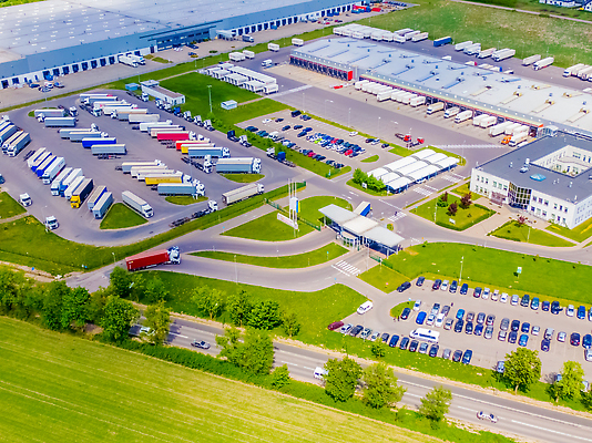 포토 JPG 해외이미지 유럽 산업 도로 비즈니스 공장 교통시설 자동차 독일 안테나 사람없음 화물 상품 컨테이너 창고 시설 상업 수납 짐차 무거움 트레일러 물류 폴란드 드론 분배 수입 조감도 해외202310 해외포토 나라 길 육상교통 교통 통신 공업 운송업 무게 파일형식