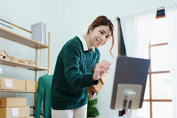 포토 JPG 해외이미지 옷 여자 행복 아시아 백그라운드 컨셉 인터넷 비즈니스 포장 사업가 성공 주택 한명 미소 동양인 노트북 스마트폰 컴퓨터 상자 알약 판매 상점 비즈니스우먼 상품 상인 고객 확인 온라인쇼핑 패키지 질서 획득 온라인 주인 짐싸기 전자상거래 마케팅 프리랜서 해외202310 해외포토 직업 1 감정 나라 표정 사람 인종 건물 전자제품 핸드폰 스마트기기 쇼핑 약 예절 직장인 파일형식