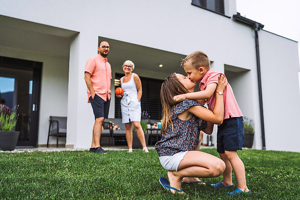 포토 JPG 해외이미지 백인 라이프스타일 응시 여자 남자 딸 행복 아들 어린이 가족 포옹 놀이 엄마 바닥 주택 함께함 실내 사랑 미소 웃음 사람 앉기 소년 여러명 성인 내부 소파 기쁨 방 흰색 자녀 4 그룹 아빠 즐거움 표현성 해외202310 해외포토 서양인 시선 감정 컬러 다수 컨셉 의자 관계 안기 모션 표정 건물 생활 숫자 파일형식