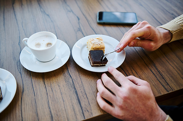 포토 JPG 해외이미지 접시 음료 백그라운드 탁자 아침 휴식 디저트 관리 두명 목재 스마트폰 케이크 상점 식당 거품 빵집 신선 달콤 아침식사 공항 서비스 아메리카노 카푸치노 카페테리아 에스프레소 건강식 따뜻한음료 라떼 정물화 카페인 맛있는 해외202310 해외포토 주간 나무 식기 커피 음식 가구 컨셉 재료 교통시설 사람 핸드폰 스마트기기 식사 맛 그림 파일형식