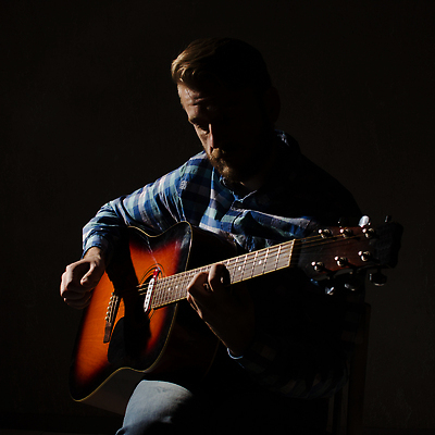 포토 JPG 해외이미지 백인 직업 손 남자 행복 음악 백그라운드 노래 놀이 관리 한명 사람 이벤트 취미 빛 파티 검은색 축제 어둠 소리 콘서트 음악가 무대 기구 기타 축하 악단 군중 연습 그네 예술가 오디오 기타리스트 재즈 뮤지컬 팝 생존 카피스페이스 유흥 해외202310 해외포토 서양인 1 감정 컬러 컨셉 현악기 문화예술 신체부위 전자제품 공백 공연 연주자 파일형식