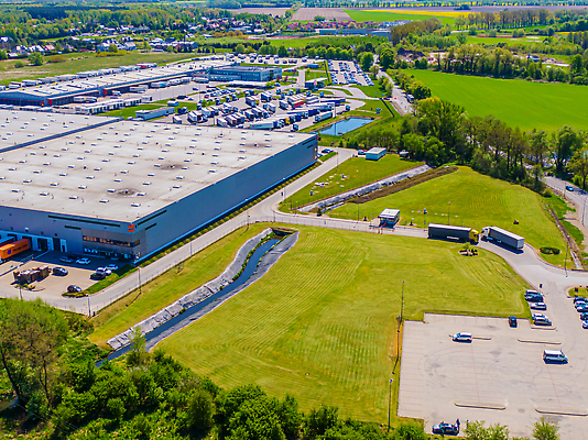 포토 JPG 해외이미지 산업 도로 비즈니스 교통시설 모션 안테나 사람없음 건물 화물 상품 주식 교차로 창고 상업 머리위 지역 트랙터 수납 짐차 무거움 트레일러 슈퍼마켓 항공촬영 수입 조감도 터미널 해외202310 해외포토 건축물 길 뷰포인트 교통 통신 자동차 금융 상점 운송업 무게 농기계 시설 특수차량 파일형식