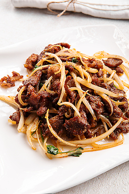 포토 JPG 해외이미지 전통 접시 음식 부분 양파 육류 요리 동양인 사람없음 세로 식당 식사 소고기 튀김 메뉴 점심식사 맛있는 해외202310 해외포토 식기 채소 식재료 인종 상점 파일형식