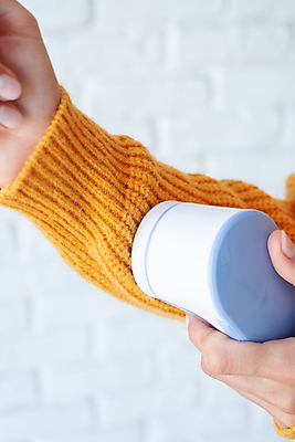 포토 JPG 해외이미지 손 옷 들기 근접촬영 신체부위 니트 정리 손질 보풀 보풀제거기 해외202310 해외포토 뷰포인트 상의 모션 사람 가전제품 파일형식