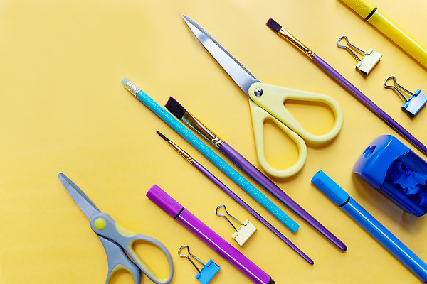 포토 JPG 해외이미지 모양 학생 디자인 교육 종이 어린이 컬러 컨셉 장신구 학교 탁자 문구용품 자 사람없음 파란색 스터디 세트 컬러풀 사무실 연필 펜 노란색 우주 쪽지 공책 공백 장비 도구 그룹 작업실 플랫 플라스틱 사인펜 책상 오브젝트 신학기 머리위 기하학 항공촬영 공급 카피스페이스 해외202310 해외포토 뷰포인트 가구 무늬 비즈니스 재질 학용품 사람 학습 필기구 파일형식