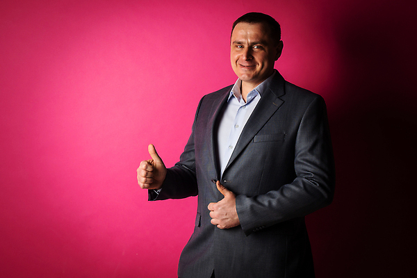 포토 JPG 해외이미지 백인 직업 라이프스타일 옷 남자 행복 유럽 얼굴 분홍색 백그라운드 비즈니스 사업가 성공 한명 사람 정장 성인 금융 경제 사무실 뷰티 유행 검은색 재킷 잡기 비즈니스맨 자신감 우아함 가죽 경영자 안락의자 책임자 경영 마케팅 스타일 해외202310 해외포토 서양인 1 감정 나라 컬러 컨셉 의자 모션 생활 신체부위 외투 직장인 리더 파일형식