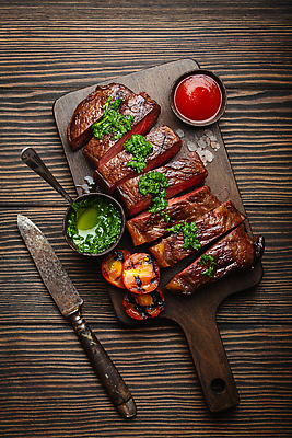 포토 JPG 해외이미지 토마토 육류 스테이크 사람없음 숟가락 신선 나이프 슬라이스 나무도마 나무배경 해외202310 해외포토 식기 백그라운드 채소 식재료 도마 서양음식 수저 목재 칼 파일형식