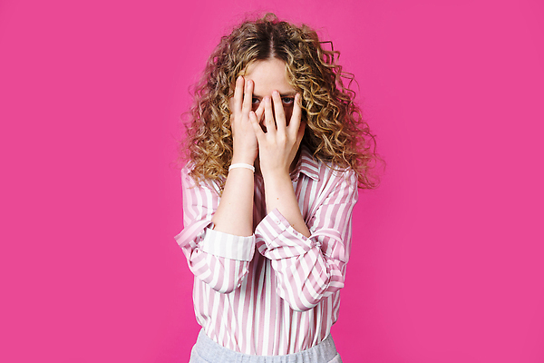 포토 JPG 해외이미지 모델 학생 응시 여자 행복 감정 포즈 손가락 놀이 실내 한명 사람 유행 놀람 덮개 표현 관찰 무서움 비밀 엿보기 호기심 시력 긍정 비전 주말 숨김 고립 사생활 숨기 스파이 해외202310 해외포토 1 손 시선 컨셉 모션 표정 내부 뚜껑 파일형식