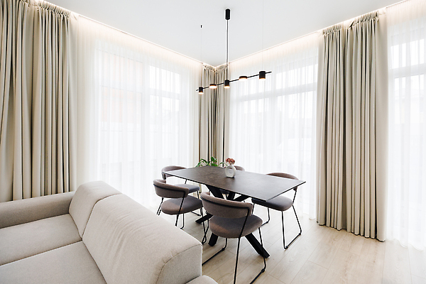 포토 JPG 해외이미지 디자인 가구 건축양식 창문 휴가 휴식 주택 실내 사람없음 내부 건물 빛 소파 흰색 침대 재산 고급 맨션 진짜 스타일 미니멀 해외202310 해외포토 건축물 건축 컬러 생활용품 컨셉 의자 금융 파일형식