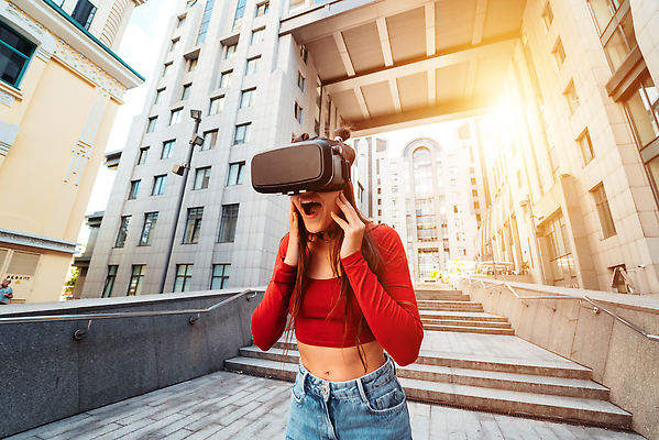 포토 JPG 해외이미지 여자 행복 백그라운드 컨셉 미래 거리 기술 한명 사람 야외 3D 걷기 헤드폰 게임 헬멧 사이버 동영상 게이머 가상 가상현실 인터랙티브 현실 해외202310 해외포토 1 감정 음향기기 모션 놀이 보호장비 디지털합성 파일형식