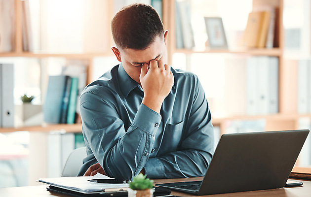 포토 JPG 해외이미지 남자 화초 책장 스트레스 피곤 한명 앉기 상반신 성인 앞모습 책 노트북 사무실 펜 눈감음 기댐 졸음 책상 문서 서류판 성인남자한명만 해외202310 해외포토 식물 1 감정 뷰포인트 가구 컨셉 비즈니스 모션 사람 전자제품 필기구 사무용품 남자한명만 성인남자만 파일형식