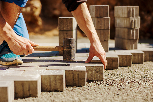 포토 JPG 해외이미지 직업 손 외관 공원 산업 도로 길 모래 패턴 포장 표면 벽돌 노동자 거리 바닥 사람 사람없음 야외 건물 쌓기 정원 블록 장비 차도 업무 보행로 망치 오솔길 타일 판 주인 건축업자 설치 안뜰 조작 콘크리트 해외202310 해외포토 건축물 공공시설 건축 무늬 교통시설 모션 신체부위 공구 작업 파일형식