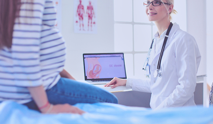 포토 JPG 해외이미지 백인 라이프스타일 여자 행복 엄마 실내 건강 병원 미소 사람 동양인 두명 뷰티 약 임신 장비 시험 환자 의사 맥박 예측 토론 상담 약속 긍정 태아 돌봄 헬프 복부 해외202310 해외포토 서양인 교육 감정 컨셉 의학 가족 모션 표정 인종 내부 생활 신체부위 의료진 도움 파일형식