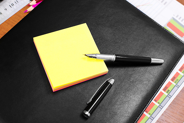 포토 JPG 해외이미지 디자인 종이 백그라운드 컨셉 비즈니스 나선형 사람없음 빨간색 사무실 펜 노란색 라벨 우주 쪽지 공책 줄무늬 공백 정보 흰색 업무 메시지 계획 오브젝트 사인 준비 그림 문서 페이지 시트 패드 고립 서류판 조언 체크리스트 목차 비어있는 해외202310 해외포토 컬러 무늬 문구용품 프레임 필기구 사무용품 작업 파일형식