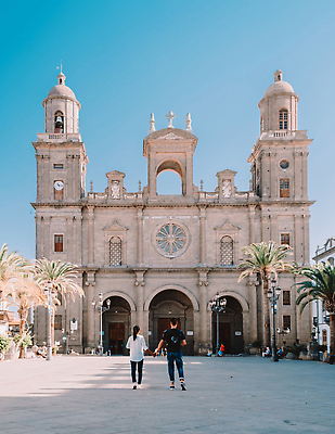 포토 JPG 해외이미지 커플 여자 남자 유럽 기독교 문화 할머니 섬 여행 건축양식 하늘 휴가 손바닥 야외 두명 여름 도시풍경 뷰티 산타클로스 성당 교회 탑 바위 도시 역사 스페인 정사각형 타운 랜드마크 숭배 스페인어 옛날 해외202310 해외포토 도형 건축물 손 계절 노년 건축 나라 종교 크리스마스 관계 종교건축 사람 풍경 건물 돌_바위 파일형식