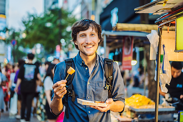 포토 JPG 해외이미지 서양인 남자 여행 한국 한명 들기 상반신 성인 야외 앞모습 아웃포커스 군중 이쑤시개 길거리음식 성인남자한명만 해외202310 해외포토 외국인 1 아시아 음식 뷰포인트 모션 촬영기법 사람 남자한명만 성인남자만 파일형식