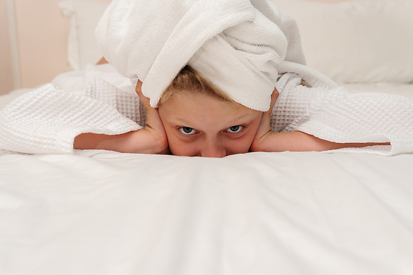 포토 JPG 해외이미지 백인 라이프스타일 여자 행복 커피 어린이 백그라운드 생각 호텔 아침 수영장 건강 한명 미소 사람 수건 뷰티 머리 유행 스파 목욕 욕실 흰색 침대 아기 목욕가운 개울 피부 해적 돌봄 샤워실 위생관리 스타일 카피스페이스 안락 해외202310 해외포토 주간 서양인 1 감정 음료 컬러 가구 컨셉 모션 숙소 표정 관리 생활 신체부위 강 위생용품 청결 공백 가운 도둑 샤워시설 파일형식