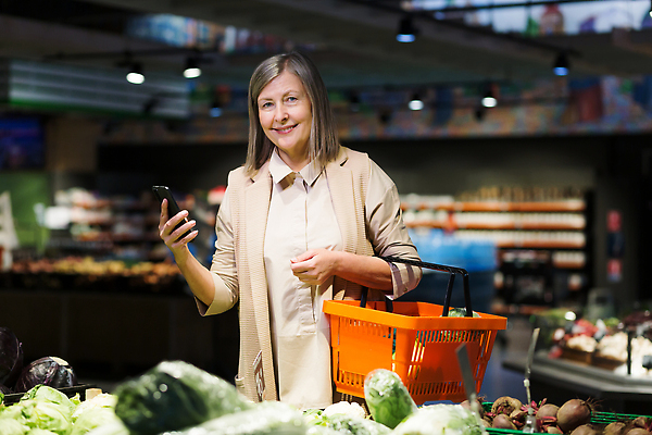 포토 JPG 해외이미지 백인 라이프스타일 손 잡화 옷 여자 행복 음식 채소 가방 모바일 건강 한명 미소 사람 성인 스마트폰 바구니 상점 회색 타이핑 신선 잡기 그물 선택 구매 고객 에코 유기농 생태계 자루 패키지 비타민 망사 재활용품 적재 슈퍼마켓 영양분 해외202310 해외포토 서양인 1 웰빙 감정 컬러 컨셉 모션 표정 생활 신체부위 핸드폰 스마트기기 쇼핑 환경 재활용 직물 영양소 파일형식