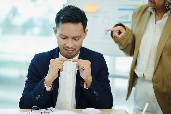 포토 JPG 해외이미지 여자 백그라운드 컨셉 인터넷 비즈니스 CEO 사업가 청소년 실내 피곤 한명 성인 두명 가로 사무실 외침 작업 비즈니스우먼 복도 좌절 떨어짐 질병 충돌 실업 종업원 명상 고민 경영자 투자 바쁨 두통 업무과다 실수 파산 빚 역경 위기 후보 여자한명만 카피스페이스 해외202310 해외포토 직업 1 감정 의학 사람 내부 금융 경제 소리 공백 업무 직장인 리더 여자만 파일형식