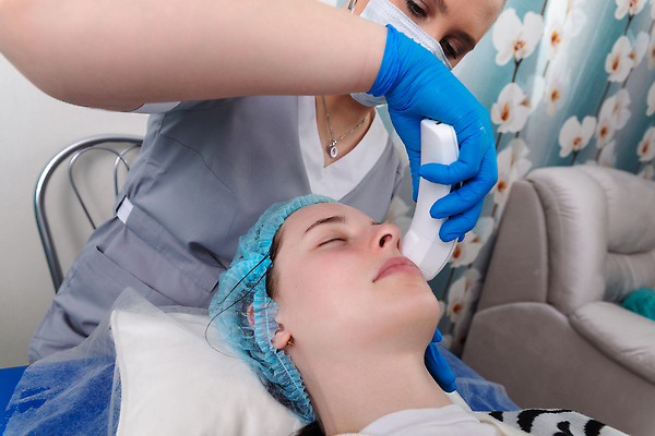 포토 JPG 해외이미지 손 여자 무기 얼굴 건강 병원 두명 치료 뷰티 약 상점 스파 화장품 장비 의사 흰색 마사지 미용사 피부 피부관리 테라피 순서 거짓말 돌봄 리프팅 방법 위생관리 하드웨어 해외202310 해외포토 직업 컬러 의학 모션 관리 사람 신체부위 컴퓨터 의료진 파일형식