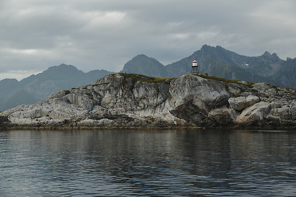 포토 JPG 해외이미지 유럽 호수 바다 여행 자연 하늘 휴가 산 등대 항해 파노라마 노르웨이 풍경 사람없음 야외 초록색 물 여름 파란색 뷰티 반사 안개 바위 숲 언덕 암초 내추럴 뿌연 스칸디나비아 해외202310 해외포토 자연요소 계절 나라 컬러 배_교통 날씨 촬영기법 돌_바위 생태계 파일형식