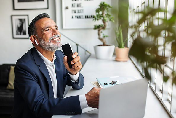 포토 JPG 해외이미지 노년 남자 화분 한명 들기 앉기 정장 상반신 옆모습 노트북 실버라이프 스마트폰 사무실 업무 비즈니스맨 책상 통화 실버취업 무선이어폰 노인남자한명만 해외202310 해외포토 1 라이프스타일 옷 뷰포인트 이어폰 가구 비즈니스 모션 사람 성인 전자제품 핸드폰 스마트기기 구직 작업 직장인 남자한명만 노인남자만 파일형식