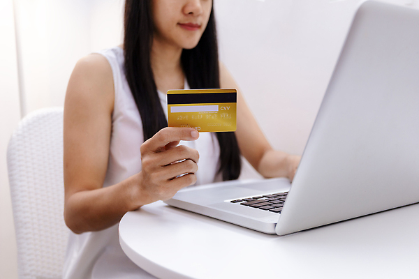 포토 JPG 해외이미지 손 여자 행복 돈 인터넷 비즈니스 통신 주택 사람 성인 두명 금융 노트북 쇼핑 컴퓨터 상점 공책 자료 잡기 업무 비즈니스우먼 신용카드 구매 무선전화기 고객 무역 보안 상업 전자 결제 온라인쇼핑 소매 온라인 전자상거래 인출 해외202310 해외포토 감정 산업 모션 문구용품 안전 건물 신체부위 경제 전자제품 작업 직장인 재산 전화기 파일형식