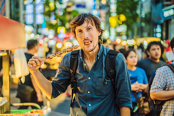 포토 JPG 해외이미지 서양인 남자 여행 거리 서울 한명 상반신 성인 야외 앞모습 군중 먹기 보케 길거리음식 닭꼬치 성인남자한명만 해외202310 해외포토 외국인 1 음식 뷰포인트 모션 한국 사람 닭고기 꼬치 남자한명만 성인남자만 파일형식