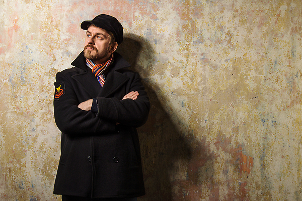 포토 JPG 해외이미지 백인 모델 모자 응시 남자 여유 벽 포즈 백그라운드 생각 패턴 수염 실내 따뜻함 그림자 한명 웃음 빛 청춘 반사 유행 검은색 목도리 회색 추위 흰색 관찰 자신감 만족 주근깨 그런지 캡모자 스타일 해외202310 해외포토 서양인 모자_잡화 1 시선 잡화 감정 컬러 컨셉 무늬 모션 표정 사람 내부 점 파일형식