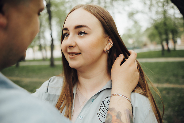 포토 JPG 해외이미지 백인 라이프스타일 커플 여자 남자 행복 셔츠 데이트 관계 남편 친절 함께함 사랑 성인 두명 초록색 태양 봄 기쁨 아내 날짜 승낙 비만 빨간머리 해외202310 해외포토 자연요소 서양인 헤어스타일 계절 감정 컬러 컨셉 상의 사람 생활 몸매 파일형식