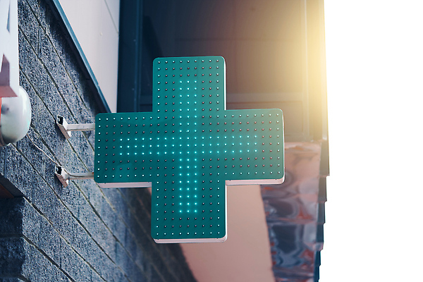 포토 JPG 해외이미지 디자인 십자가 건축양식 거리 주택 간판 매달리기 건강 사람없음 야외 건물 치료 장식 초록색 약 상점 도시 도움 도심 질병 플러스 약국 심볼 서비스 사인 네온 타운 빛망울 조제 돌봄 헬프 화학자 해외202310 해외포토 건축물 기호 건축 컬러 컨셉 의학 모션 빛 과학자 만들기 파일형식